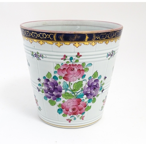 150 - A Samson style small pail / bucket decorated with flowers and foliage with banded gilt border. Appro... 