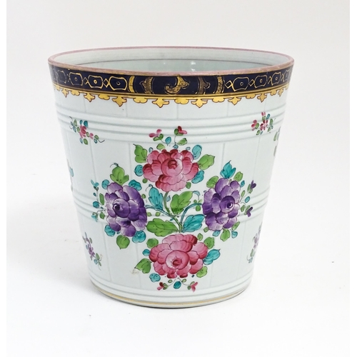 150 - A Samson style small pail / bucket decorated with flowers and foliage with banded gilt border. Appro... 