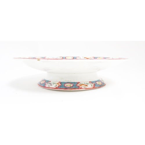 199 - A Minton style footed comport / tazza with chinoiserie decoration depicting three figures on a terra... 