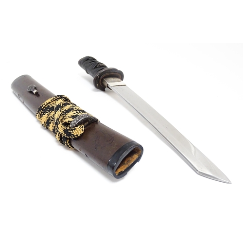 1069 - A Japanese tanto short sword / dagger, with gilt floral detail to the tsuba and a buffalo menuki. Bl... 