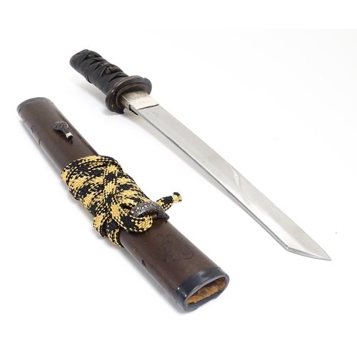 1069 - A Japanese tanto short sword / dagger, with gilt floral detail to the tsuba and a buffalo menuki. Bl... 