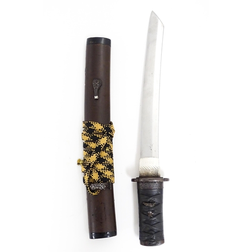 1069 - A Japanese tanto short sword / dagger, with gilt floral detail to the tsuba and a buffalo menuki. Bl... 