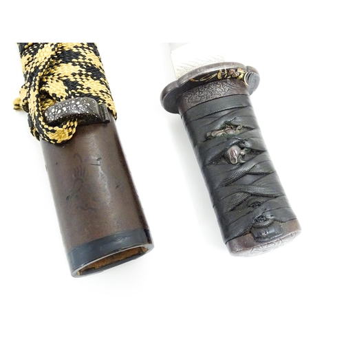 1069 - A Japanese tanto short sword / dagger, with gilt floral detail to the tsuba and a buffalo menuki. Bl... 