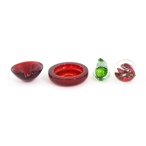 282 - A quantity of assorted studio / art glass, to include Whitefriars red glass ashtray with air bubble ... 