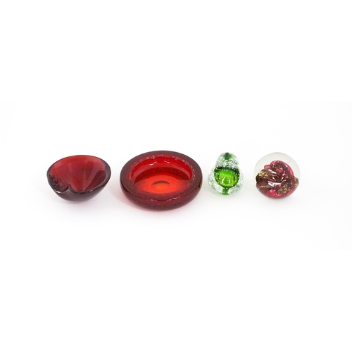 282 - A quantity of assorted studio / art glass, to include Whitefriars red glass ashtray with air bubble ... 