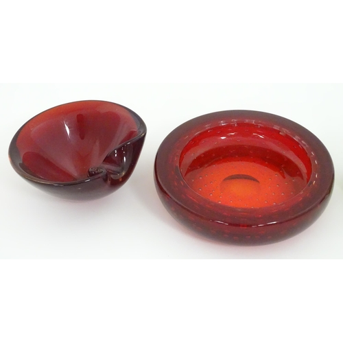 282 - A quantity of assorted studio / art glass, to include Whitefriars red glass ashtray with air bubble ... 