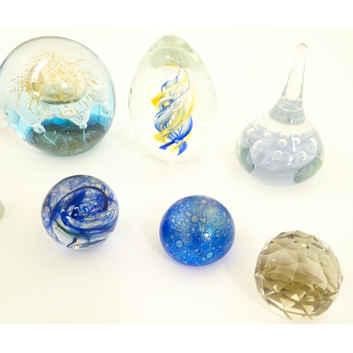 284 - A quantity of assorted glass paperweights etc. to include a Murano example formed as a bird etc. Lar... 