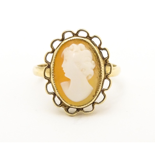 591 - A 9ct gold ring set with central cameo. Ring size approx. M