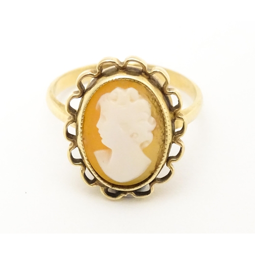 591 - A 9ct gold ring set with central cameo. Ring size approx. M