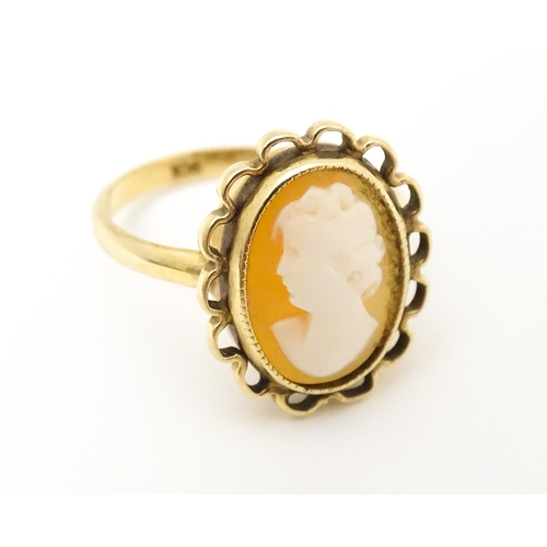 591 - A 9ct gold ring set with central cameo. Ring size approx. M