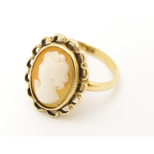 591 - A 9ct gold ring set with central cameo. Ring size approx. M