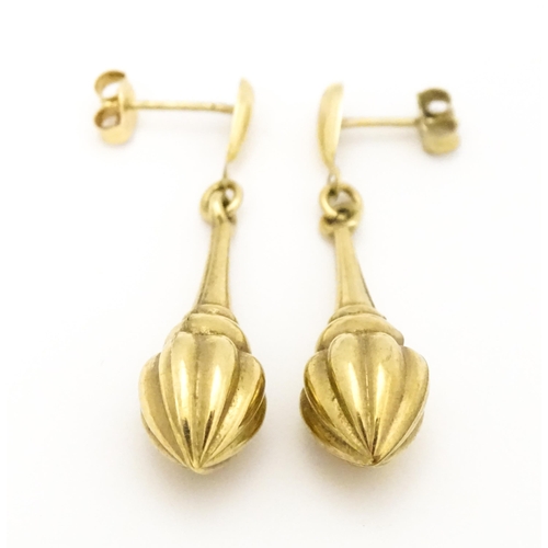 678 - A pair of yellow metal drop earrings. Approx  1 1/2