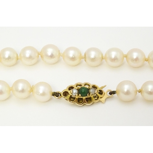 709 - A pearl necklace with 9ct gold clasp. Approx 16