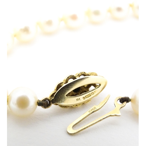 709 - A pearl necklace with 9ct gold clasp. Approx 16