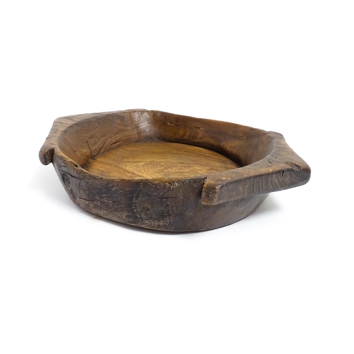 1152 - A large 20thC carved fruit wood centrepiece / fruit bowl with pointed twin handles. Approx. 3 1/2