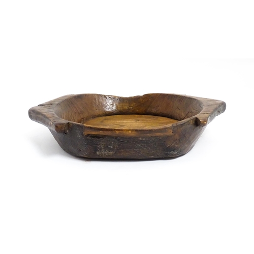 1152 - A large 20thC carved fruit wood centrepiece / fruit bowl with pointed twin handles. Approx. 3 1/2