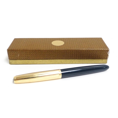 1166 - A boxed Parker 51 fountain pen with 14ct rolled gold cap, Vacumatic filling system and long clip (c1... 