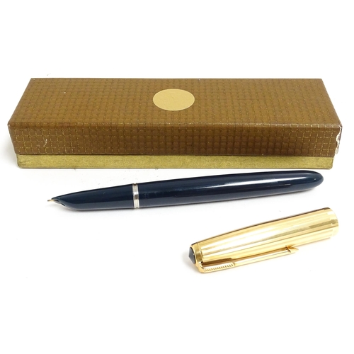 1166 - A boxed Parker 51 fountain pen with 14ct rolled gold cap, Vacumatic filling system and long clip (c1... 