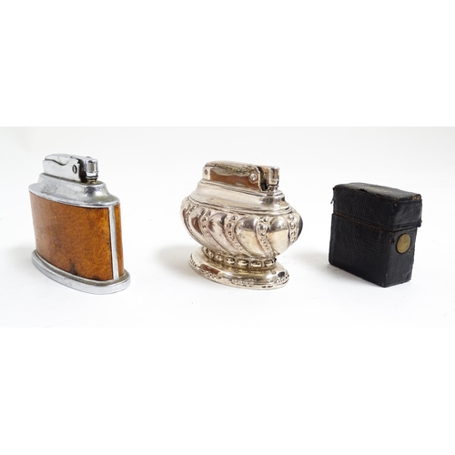 1179 - A Ronson Senator table lighter. Together with a Ronson Crown table lighter and a vanity case vesta c... 