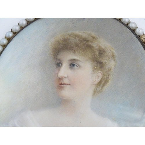 1213 - Mourning / Memorial Interest: A late 19th / early 20thC watercolour portrait miniature depicting a y... 