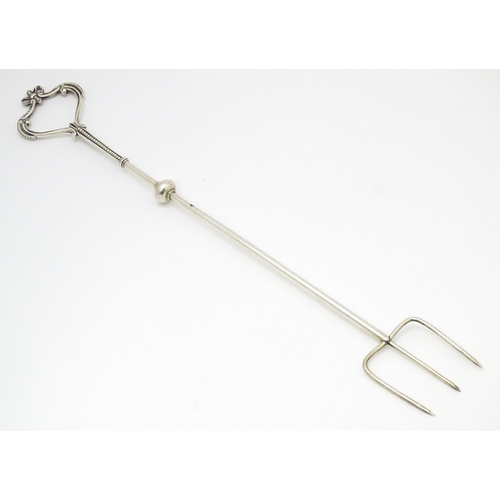 467 - A late 18th / early 19thC silver toasting fork, maker T.I. Approx. 17