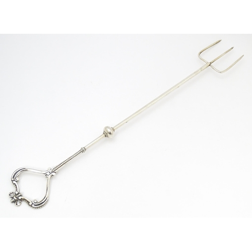 467 - A late 18th / early 19thC silver toasting fork, maker T.I. Approx. 17