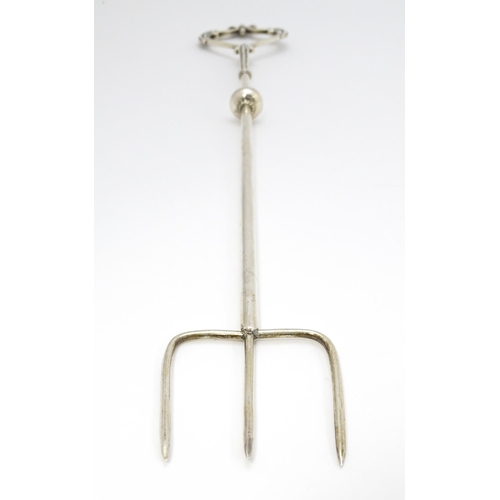 467 - A late 18th / early 19thC silver toasting fork, maker T.I. Approx. 17