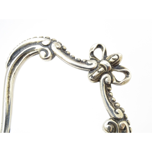 467 - A late 18th / early 19thC silver toasting fork, maker T.I. Approx. 17