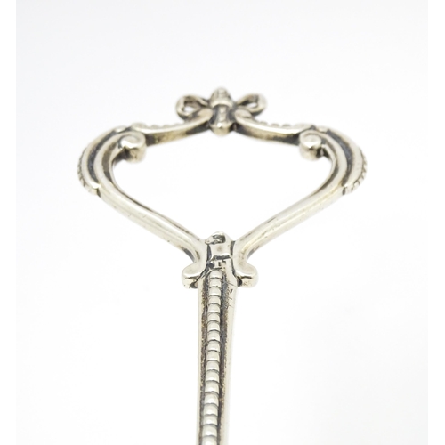 467 - A late 18th / early 19thC silver toasting fork, maker T.I. Approx. 17