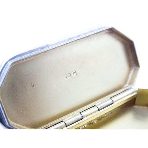 512 - A silver snuff / pill box hallmarked Birmingham 1989, maker Peter John Doherty. 2 1/4