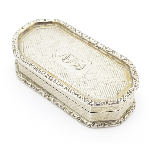 512 - A silver snuff / pill box hallmarked Birmingham 1989, maker Peter John Doherty. 2 1/4