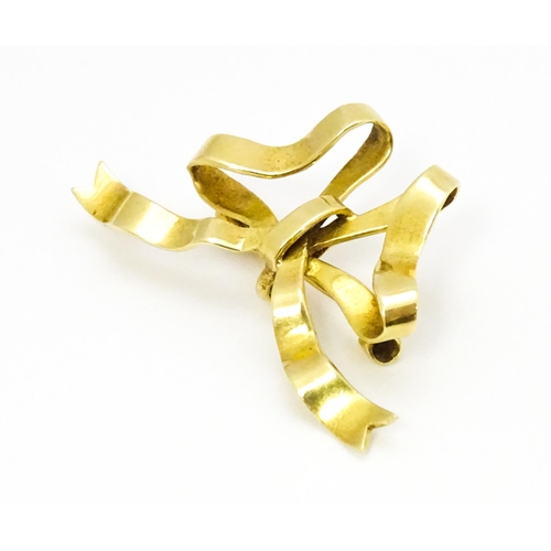 672 - A 15ct gold brooch of bow form. Approx 1 1/2