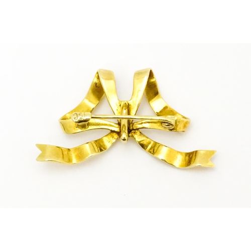 672 - A 15ct gold brooch of bow form. Approx 1 1/2