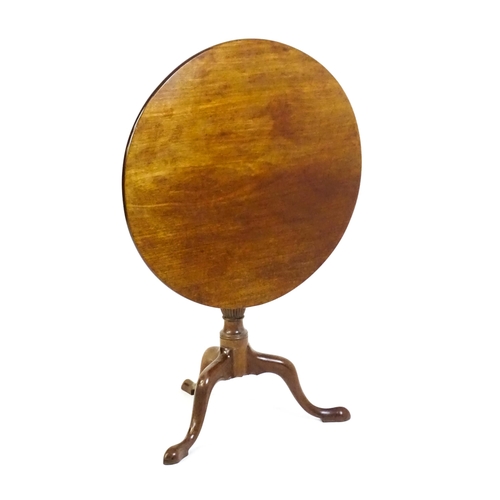 1470 - A late Georgian mahogany tripod table, with a turned, tapering and reeded pedestal raised on three c... 