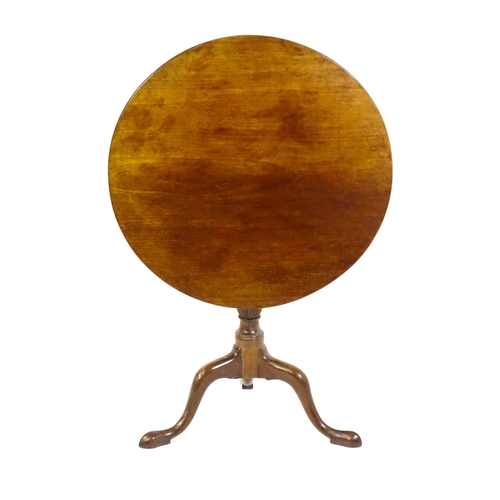 1470 - A late Georgian mahogany tripod table, with a turned, tapering and reeded pedestal raised on three c... 