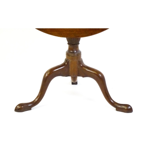 1470 - A late Georgian mahogany tripod table, with a turned, tapering and reeded pedestal raised on three c... 