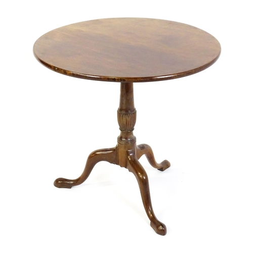 1470 - A late Georgian mahogany tripod table, with a turned, tapering and reeded pedestal raised on three c... 