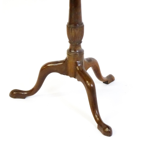 1470 - A late Georgian mahogany tripod table, with a turned, tapering and reeded pedestal raised on three c... 