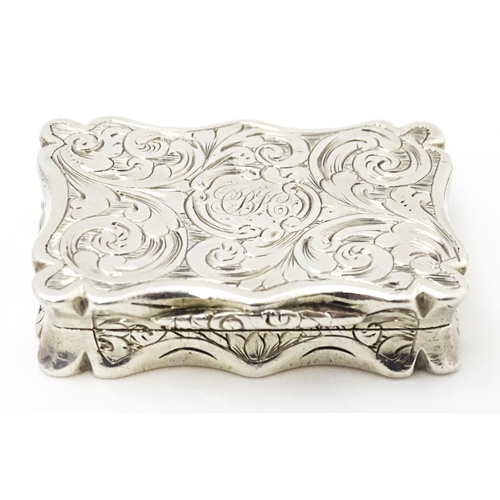 373 - A Victorian silver vinaigrette with engraved acanthus scroll decoration and opening to reveal a gild... 