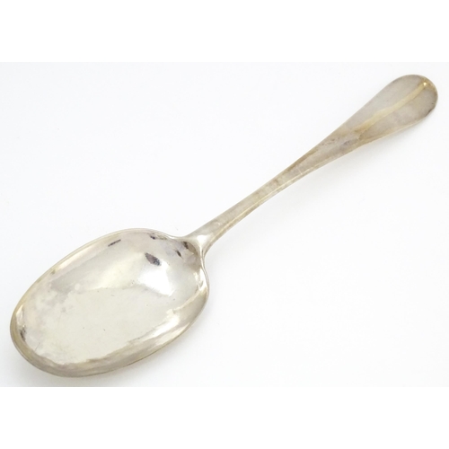 445 - A Geo I silver Hanoverian rats tail spoon hallmarked London 1723, maker Richard Scarlett. Approx. 8