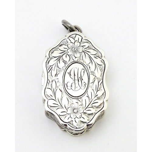 475 - A silver vinaigrette of shaped form with floral and foliate detail hallmarked Birmingham 1908, maker... 