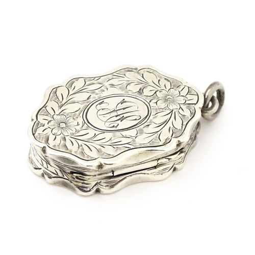 475 - A silver vinaigrette of shaped form with floral and foliate detail hallmarked Birmingham 1908, maker... 