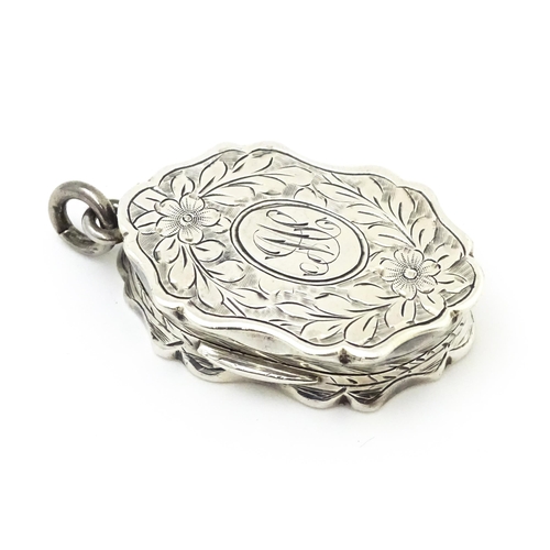 475 - A silver vinaigrette of shaped form with floral and foliate detail hallmarked Birmingham 1908, maker... 