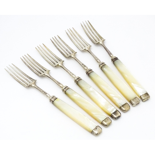 484 - A set of six Geo III silver pastry forks with mother of pearl handles. Approx. 6 1/2