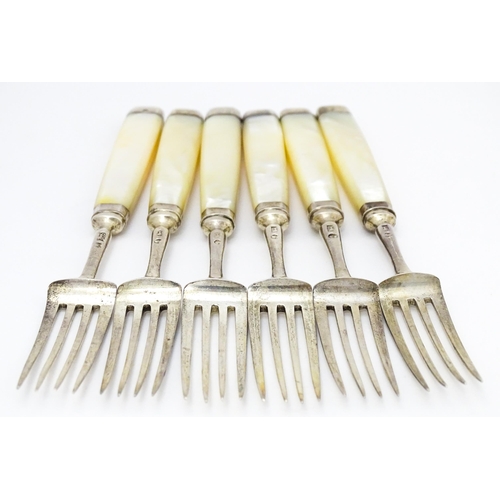 484 - A set of six Geo III silver pastry forks with mother of pearl handles. Approx. 6 1/2