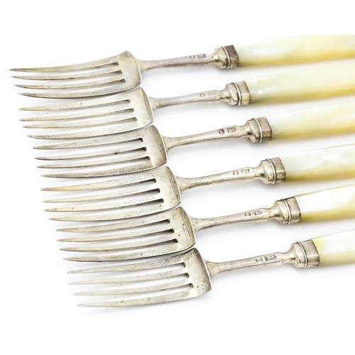 484 - A set of six Geo III silver pastry forks with mother of pearl handles. Approx. 6 1/2