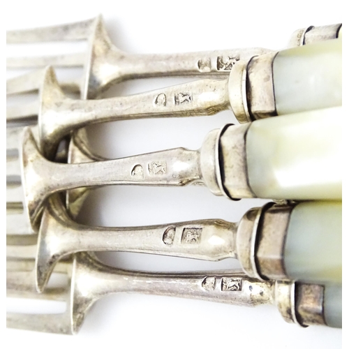 484 - A set of six Geo III silver pastry forks with mother of pearl handles. Approx. 6 1/2