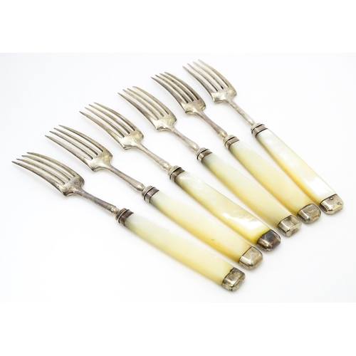 484 - A set of six Geo III silver pastry forks with mother of pearl handles. Approx. 6 1/2