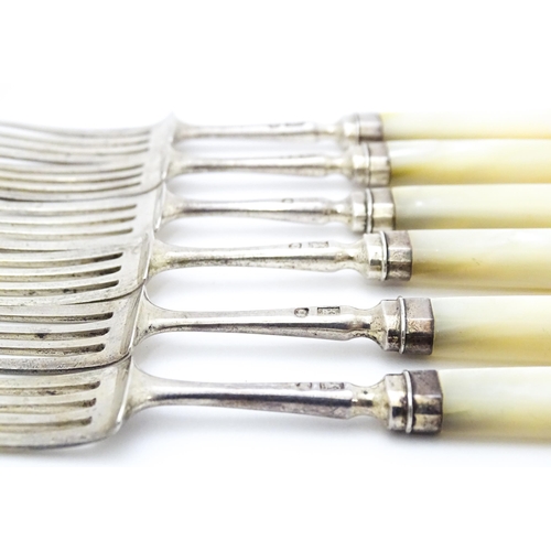 484 - A set of six Geo III silver pastry forks with mother of pearl handles. Approx. 6 1/2