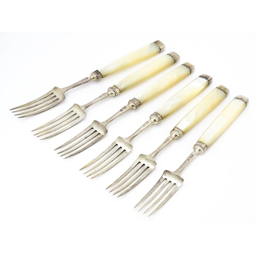 484 - A set of six Geo III silver pastry forks with mother of pearl handles. Approx. 6 1/2